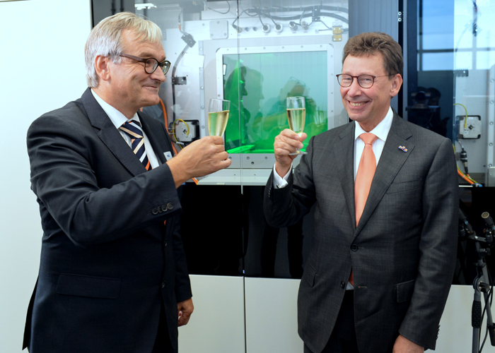 Lodewijk van der Borg (CEO Kaak Group) en Clemens Cornielje (Gelders Commissaris van de Koning) toasten op de nieuwe aanwinst van Kaak.