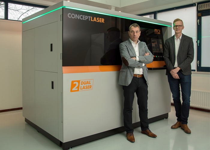 Managing Director Henk Jansen (links) en Business Development Manager Additive Manufacturing Ruben Wauthle bij de Concept-Laser M2 Dual Laser metaalprinter.