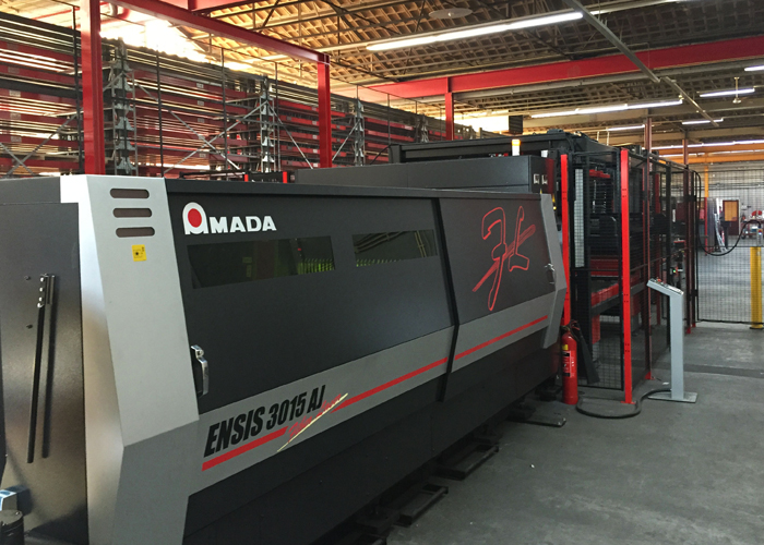 De Amada Ensis 3015 AJ fiberlaser is bij Euro Equipment in Rotterdam gekoppeld aan een centraal magazijn met 370 palletposities.