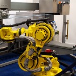Een van de meest gefilmde machines: de Peitzmeier langbandschuurmachine met robot op de stand van Bruma machines.