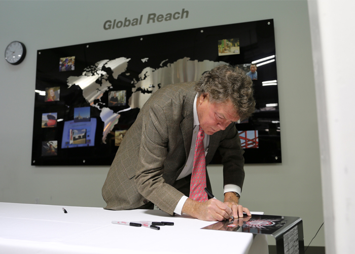 Hypertherm-oprichter Dick Couch zet zijn handtekening op de speciale kap van het 100.000e Powermax45 plasmasnij- en –gutssysteem.