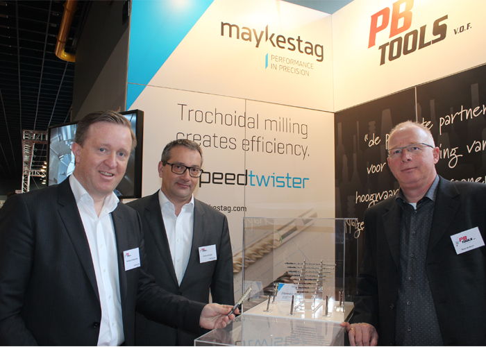 Maykestag-directeur Wolfgang Stangassinger (links) toont de Speedtwister. In het midden Andreas Oszwald, directeur export en marketing van Maykestag, en rechts directeur Peter de Bruin van PB Tools.