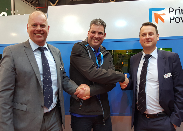 Ron van Gompel (midden) schudt de handen van Dirk Jan Potharst en Lieven Louagie van Prima Power. De aankoop van de E5x Compact Express ponsmachine werd op de TechniShow afgerond.