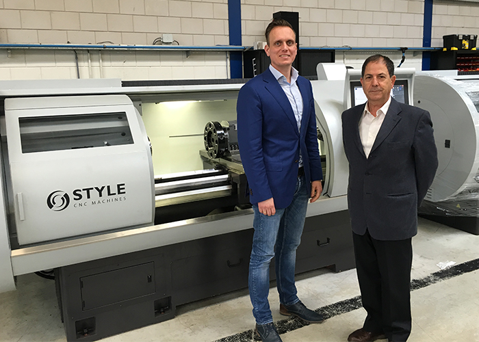 Style directeur Bastiaan Clement en Eli Peled, directeur van InterTool, de nieuwe dealer in Israël.