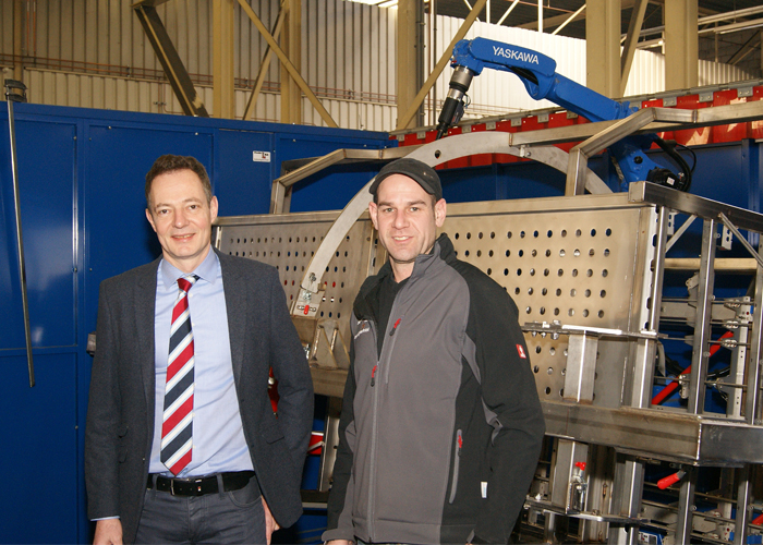 Michèl van de Staak, bedrijfsleider bij VDL Systems (links), en Egbert de Wit, robotspecialist Produlas, bij de nieuwe MA2010 Yaskawa lasrobotcel.