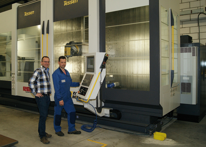 Directeur Gerard Spierings van CoMaTech (links) en John Hurkens, programmeur en CNC-frezer, zijn bijzonder ingenomen het FPT Tessen 50 bewerkingscentrum.