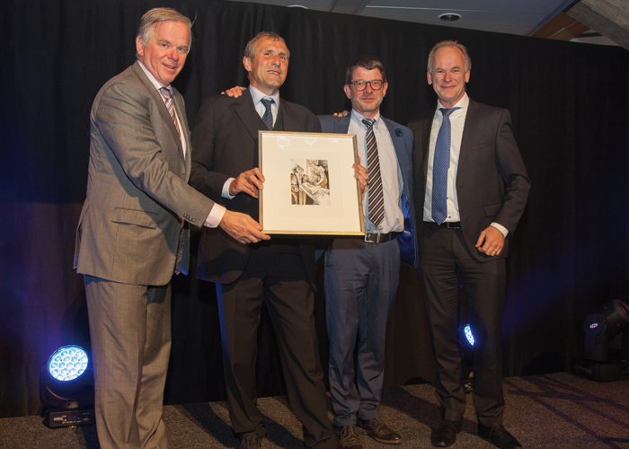 De Awarduitreiking. V.l.n.r. Martin van den Brink (President and CTO ASML), prijswinnaar Jan van Eijk, Hans Krikhaar (president DSPE), Jos Benschop (Senior vice president technology ASML).