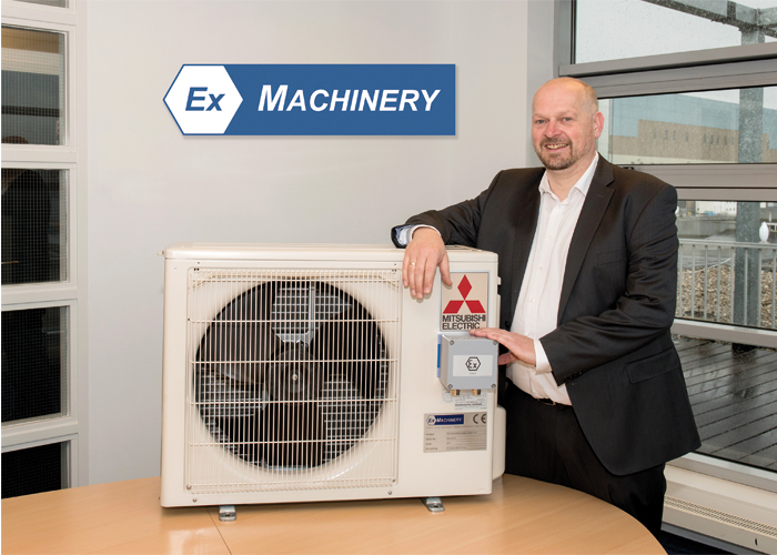 Directeur Gido van Tienhoven van Ex-Machinery bij een voor toepassing in ATEX-zone 2 geschikt gemaakte buitenunit van een split-airconditionersysteem van Mitsubishi Electric.