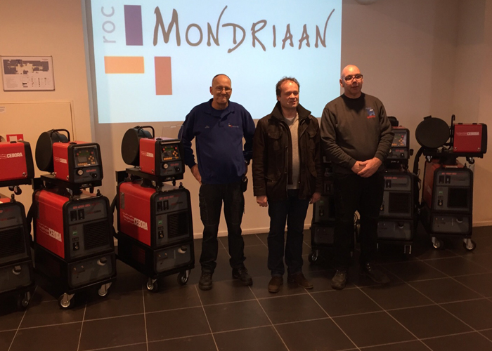 Van links naar rechts: Technisch medewerker Ton Houdijk, onderwijsmanager Gerard Meijer en Ron Brouwer van Twin Air Systems.