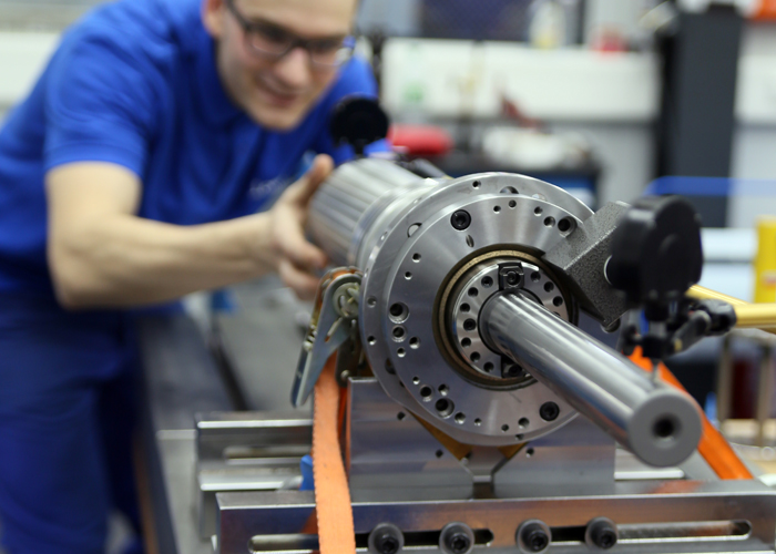 Okuma’s spindel reparatie faciliteit in eigen huis repareert spindels normaal gesproken binnen vijf dagen.