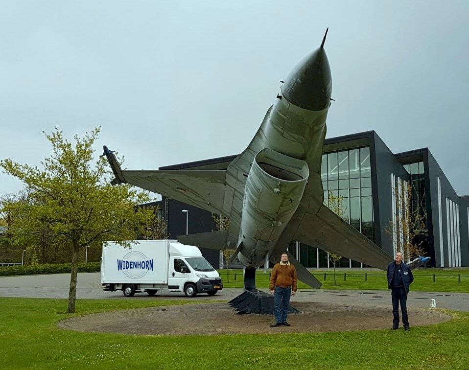 Op het terrein van de Koninklijke Luchtmacht in Woensdrecht is een F16 op ware grootte op een prachtige manier tentoongesteld.