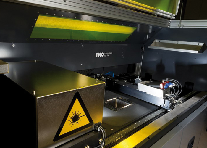 Een machine ontwikkeld voor het 3D-printen van plastic en keramische producten, met hoge-resolutie en in groot volume.