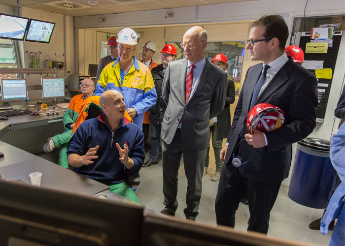 Minister Asscher op bezoek bij Tata Steel