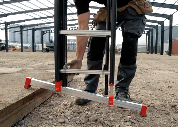 Verstelbare ladder voor scheve ondergrond