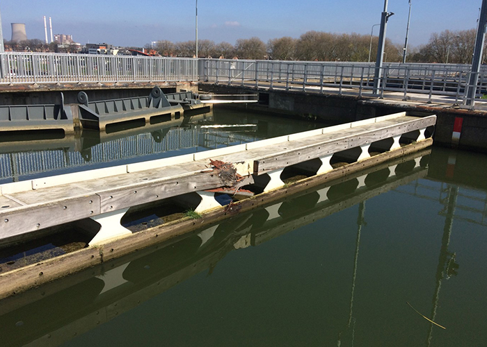 Ace-De-stootbalk-van-de-sluis-in-Maasbracht-na-de-aanvaring-met-een-vrachtschip