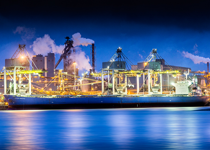 Tata Steel in IJmuiden bij nacht