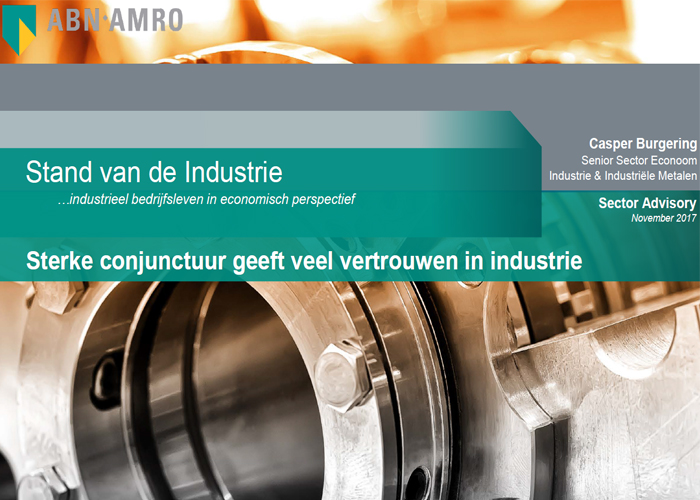 Ook ABN AMRO is positief gestemd over de ontwikkeling van de Nederlandse maakindustrie. In de nieuwe ‘Stand van de Industrie’ constateert het bankconcern dat de sterke conjunctuur veel vertrouwen geeft in de industrie. De mondiale economische groei is robuust en de wereldhandel trekt verder aan. De groei van de industriële productie in veel landen binnen de eurozone ligt op een relatief hoog niveau. Ook het ondernemersvertrouwen is in veel landen verder toegenomen en bevindt zich op recordniveaus. Vanwege haar open economisch karakter profiteert de Nederlandse economie van deze gunstige omstandigheden. Grote variatie per branche Het economisch klimaat wordt als gunstig ervaren in veel branches. De PMI heeft een recordhoogte bereikt in oktober en staat nu op gelijke hoogte als de PMI van eind 2010. Het sentiment over de productie in de komende drie maanden is goed in veel branches. De verwachting van veel ondernemers is dat in de komende drie maanden de afzetprijzen zullen toenemen, wat goeddeels verband houdt met de trend in grondstofprijzen. Van alle branches is het sentiment in de basismetaalindustrie het laagst. Groei in productie, omzet en export De groei van de industriële productie heeft zijn opwaartse lijn vastgehouden. In september groeide de totale productie in de industrie met gemiddeld 5,2% op jaarbasis. De omzet is sterk verbeterd in bijna alle industriële branches. In 2016 had de totale industrie nog met een omzetkrimp te maken tot en met september, maar in 2017 is de omzet met gemiddeld 7,7% gegroeid in dezelfde periode. De export blijft een groeimotor. De nieuwe exportorders zijn sinds de start van 2017 sterker toegenomen en de verwachtingen blijven positief. Krapte op industriële arbeidsmarkt Door de sterke groei in de bedrijfsactiviteit neemt de vraag naar personeel om de orders te kunnen verwerken toe. Dat zet druk op de industriële arbeidsmarkt. Ondernemers doen meer dan voorheen een beroep op de arbeidsmarkt. Het gat wordt in eerste instantie gedicht met flexibele arbeidskrachten en daarmee neemt de groei in het aantal uitzenduren toe. Weinig faillissementen De gunstige marktomstandigheden voor industriële ondernemers heeft minder faillissementen tot gevolg. Tot en met oktober 2017 is het aantal faillissementen in Nederland en in de industrie afgenomen. Het totaal aantal faillissementen in zowel Nederland als in de industrie daalde met 20% op jaarbasis. Daarmee blijft het aantal faillissementen op een relatief laag niveau.