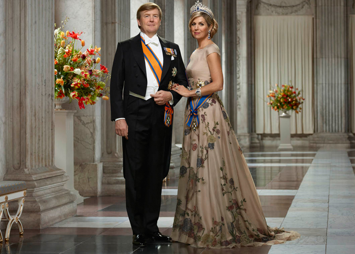 Vertegenwoordigers van de maakindustrie bezoeken vandaag de Nieuwjaarsontvangst van Koning Willem-Alexander en Koningin Máxima in het Koninklijk Paleis Amsterdam. Het Koninklijk paar ontvangt enkele honderden gasten uit politiek en openbaar bestuur en uit diverse sectoren van de Nederlandse samenleving. Daarnaast zijn dit jaar specifiek vertegenwoordigers van de Nederlandse maakindustrie uitgenodigd. Het bezoek van de maakindustrie is voorbereid tijdens een werkbezoek, dat de Koning op woensdag 12 december bracht aan twee bedrijven in Brainport Eindhoven: hightechbedrijf MTA, dat als systeemleverancier mechatronische modules en systemen ontwikkelt en produceert, en Huijbregts Groep, die een geavanceerd productieproces heeft ontwikkeld voor het mengen van poeders voor de voedingsmiddelenindustrie. Onderwerp van gesprek waren de kracht van innovatieve samenwerking in de keten van ontwerp naar productie en talentontwikkeling in de maakindustrie. Na de traditionele Nieuwjaarsontvangst voor Nederlandse genodigden, zijn buitenlandse diplomaten en vertegenwoordigers van in Nederland gevestigde internationale organisaties morgen uitgenodigd. Prinses Beatrix is bij beide ontvangsten aanwezig. Prinses Margriet prof.mr. Pieter van Vollenhoven zijn bij de ontvangst van vandaag aanwezig.