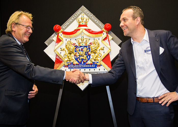 Commissaris van de Koning van Zuid Holland Jaap Smit en Anco Euser bij de onthulling van het Wapenschild van Hofleverancier.