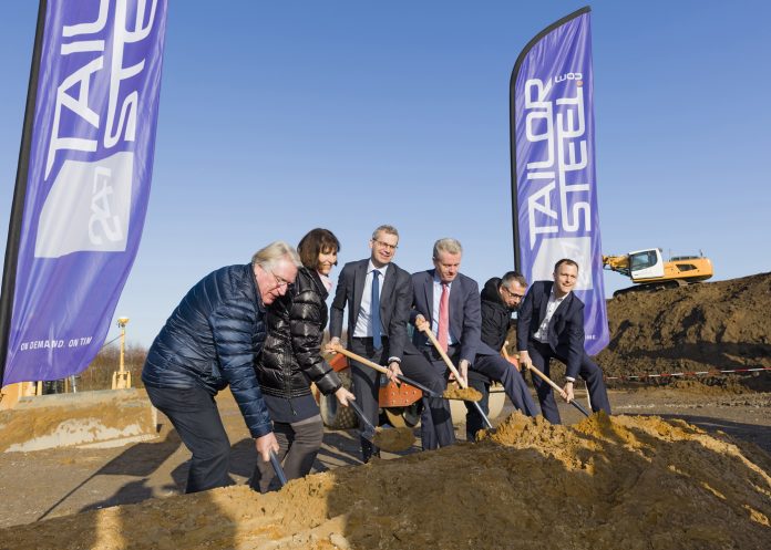 247TailorSteel start bouw nieuwe productiefaciliteit Klaar voor de eerste schep, oprichter van 247TailorSteel Carel van Sorgen, Burgemeester van Stadt Hilden Birgit Alkenings, Generalkonsul Peter Schuurman, CEO van 247TailorSteel Paul Schipper, Directeur van Bolckmans GmbH Markus Mers en Teamleider bedrijfsontwikkeling Stadt Hilden Christian Schwenger.