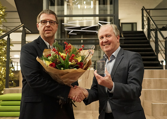 Links met de bloemen Chris Nillesen, de winnaar van de Kees Kooij Award. Rechts Mikrocentrum-directeur Geert Hellings.