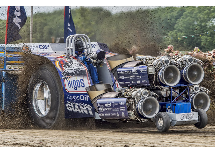 De Argos Oil Whispering Giant, een tractor puller met 8000 pk, zal tijdens het open huis diverse keren worden gestart.