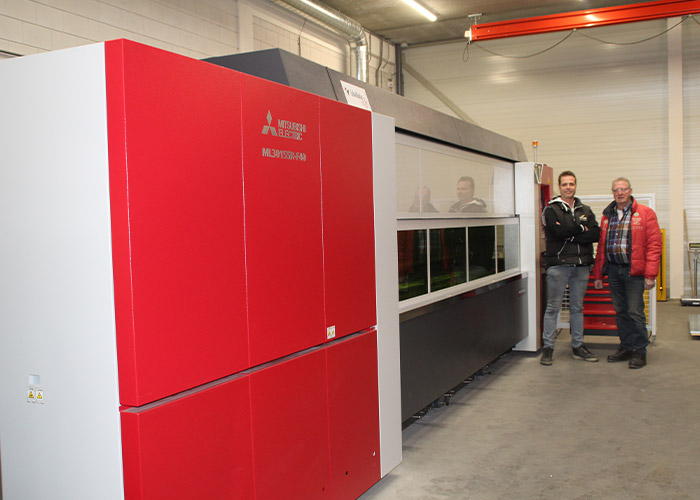 Vader en zoon Van der Ende bij de nieuwe fiberlaser. Voor ons was het erg prettig dat SafanDarley ook dealer is van Mitsubishi omdat we een fiberlaser van dat merk wilden aanschaffen.”