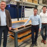 Teus Vonk van Trumpf en Michiel de Hoog en Oscar van Buijtene van 247 Lasersnijden bij de nieuwe Trulaser 5030 Fiber, voorzien van een Liftmaster die de machine automatisch belaadt en ontlaadt.