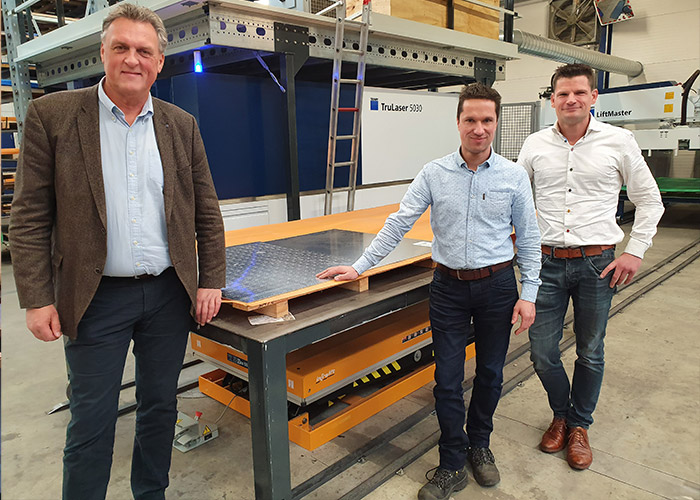 Teus Vonk van Trumpf en Michiel de Hoog en Oscar van Buijtene van 247 Lasersnijden bij de nieuwe Trulaser 5030 Fiber, voorzien van een Liftmaster die de machine automatisch belaadt en ontlaadt.