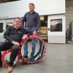 Ron Cornelissen van Proven Concepts (zittend) en Frank Bax van 3Dtec bij de Chair Dots. “Alle technieken die wij samen kunnen bieden, zitten hier in.”