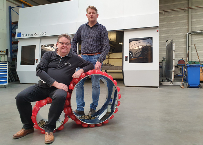 Ron Cornelissen van Proven Concepts (zittend) en Frank Bax van 3Dtec bij de Chair Dots. “Alle technieken die wij samen kunnen bieden, zitten hier in.”