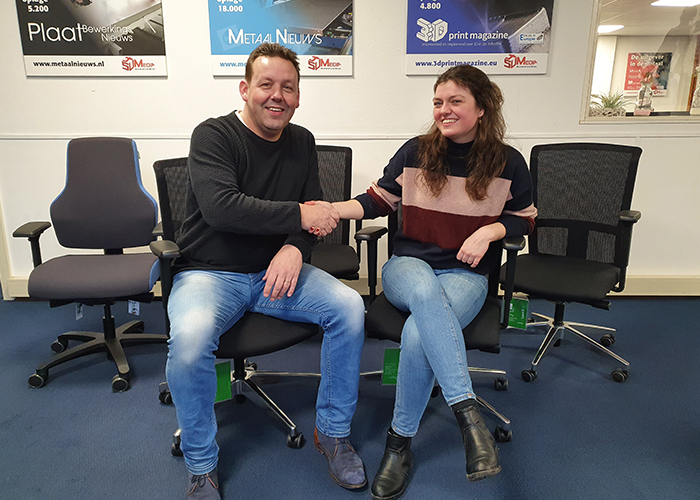 Vincent Span neemt namens 54UMedia de bureaustoelen in ontvangst van Iris Martens van Martendo.