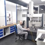 Nobby Assmann bedient de Zeiss 3D meetmachine. Links de CNC rondheidsmeter.