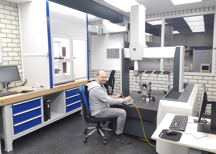 Nobby Assmann bedient de Zeiss 3D meetmachine. Links de CNC rondheidsmeter.