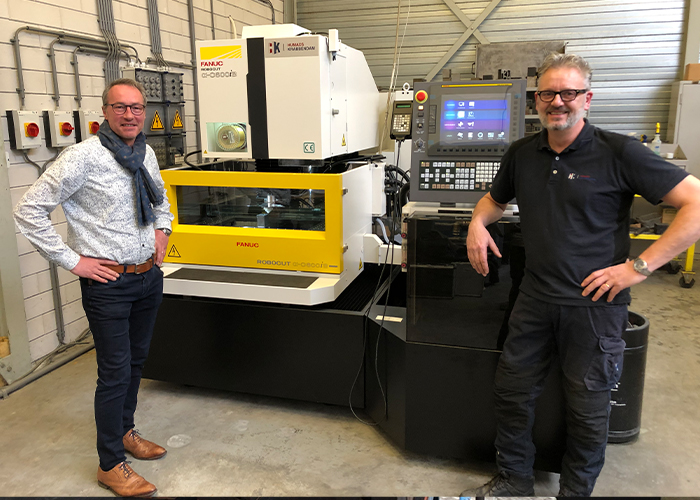 John Domenie (links), eigenaar/directeur van SMG en Ramefa, en servicemonteur Mick van Amersfoort van Humacs Krabbendam. De C600iB CNC-draadvonkmachine is voorzien van de laatst ontwikkelde technologie van Fanuc, inclusief diverse handige hulpfuncties.