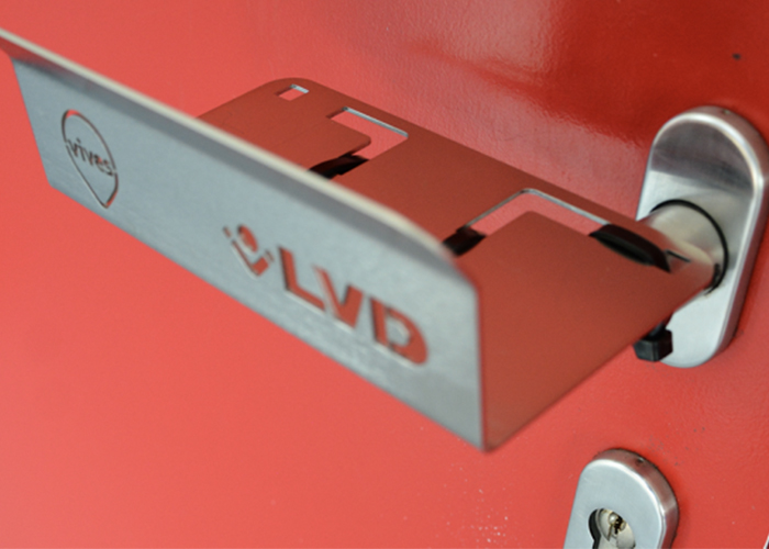 Machineproducent LVD en Hogeschool Vives slaan de handen ineen voor het design en de productie van een ‘coronavrije’ deuropener die ze gratis ter beschikking stellen van zorginstellingen en openbare diensten.