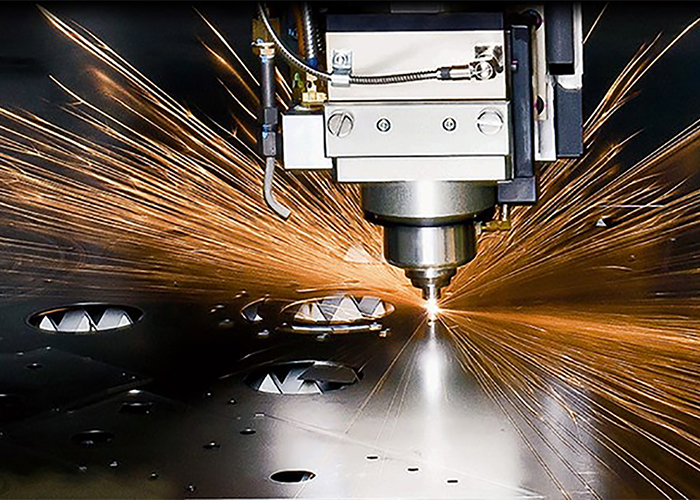 De nieuwe plasmasnijmachine snijdt alle roestvast staalsoorten tot en met 100 mm dikte.