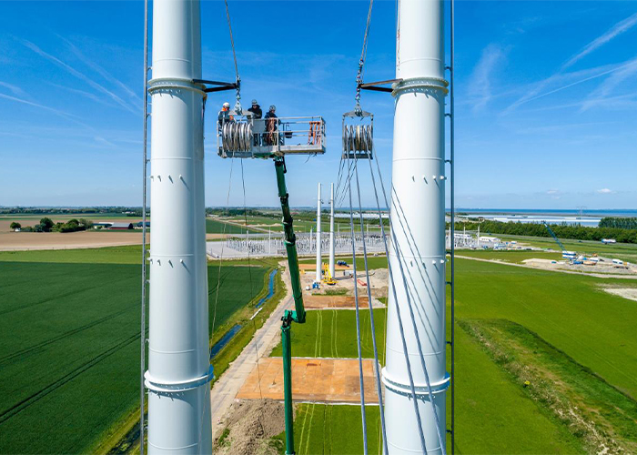 De wintrackmast bestaat uit twee pilaarvormige stalen palen en heeft een groot voordeel: de draden worden er zo in gehangen dat de verbinding landschappelijk een rustiger beeld geeft.