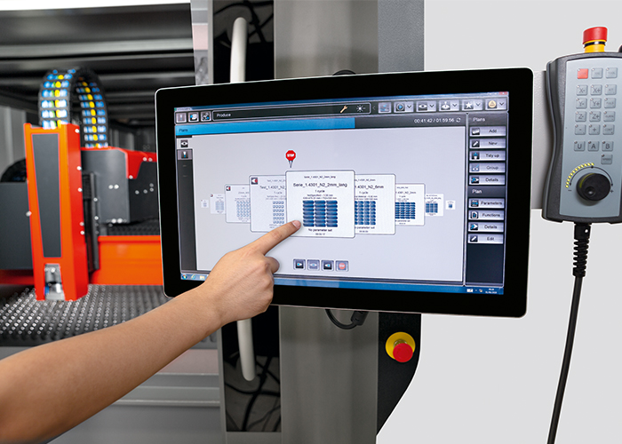 Gebruikers bedienen het snijproces op de BySmart Fiber via een 22-inch touchscreen.