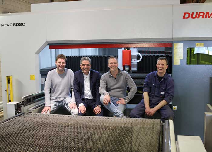 Wiebe Oosterbaan, Marco Mans (Tuwi), Gerard Mulder en Douwe Postma. De Durma fiberlaser snijdt sneller en heeft meer continuïteit in het productieproces van MachineFabriek Bolsward gebracht.