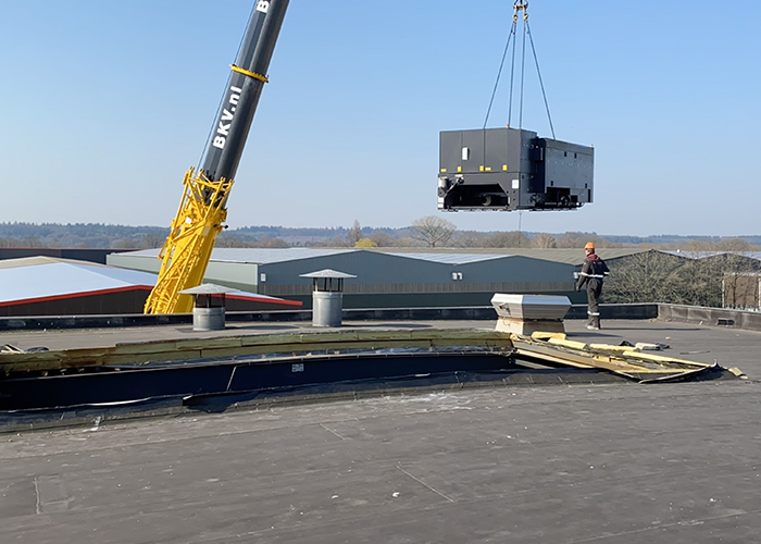 Omdat de plaatlaser op de eerste verdieping bij ERBA moest komen te staan, was er veel voorbereiding nodig. Het dak werd gelift en de laser werd zo’n 50 meter over het gebouw getild met een grote kraanwagen. (Foto: Bureau Sterk Staal)