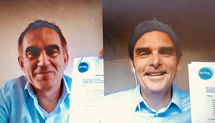 Alber van Ekeren, directeur GBS, en Marc Meijer (rechts), sectordirecteur Techniek & Media bij Da Vinci College ondertekenen, geheel in lijn met 1,5 meter afstand regel, de samenwerkingsovereenkomst online.