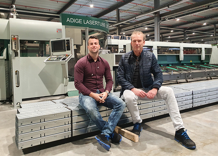 Paul Veenhoff (rechts), coördinator Special Products, en project manager Mischa Polak. Ze zorgen er voor dat de profiellaser extra gaten in de profielen maakt als dat nodig is.