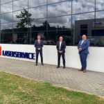 Gelukkige gezichten na ondertekening van het contract, van links naar rechts: Marius van der Hoeven, Managing Director Bystronic Duitsland en Benelux; Patrick van den Berg en Martin van de Weg, voormalig eigenaar Weber Laserservice BV; Marco de Jong, Managing Director Bystronic Benelux.