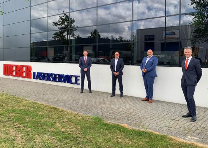 Gelukkige gezichten na ondertekening van het contract, van links naar rechts: Marius van der Hoeven, Managing Director Bystronic Duitsland en Benelux; Patrick van den Berg en Martin van de Weg, voormalig eigenaar Weber Laserservice BV; Marco de Jong, Managing Director Bystronic Benelux.