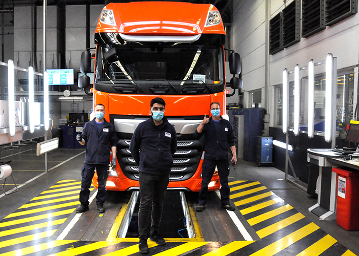 Uit voorzorg dragen de productiemedewerkers in de DAF fabrieken mondkapjes. (Foto: DAF)