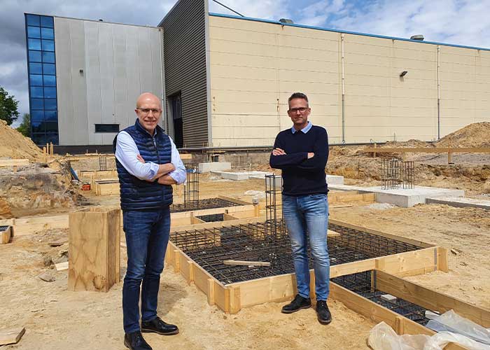 Henk Landeweerd (links) en Erwin Horst op de bouwplaats. Hier verrijzen binnenkort nieuwe kantoren en 2500 vierkante meter extra productieruimte.