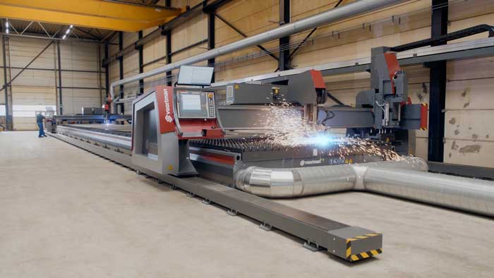 De Voortman plasmasnijmachine is uitgerust met twee CNC-gestuurde plasma snijportalen, die allebei zijn voorzien van 3D bevelhead snijtoortsen. Eén portaal beschikt bovendien over een boor & tap unit.