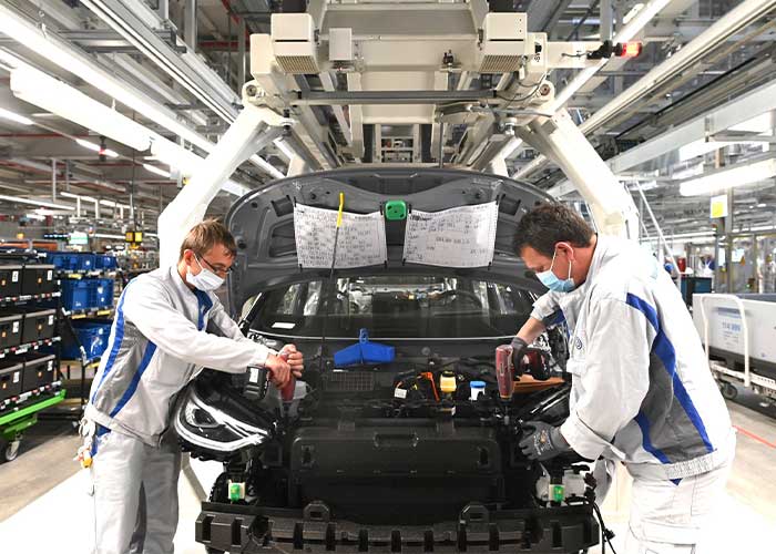 Volkswagen heeft weliswaar de productie weer opgestart, maar de verkoop van auto’s is enorm gedaald. (Foto Volkswagen)
