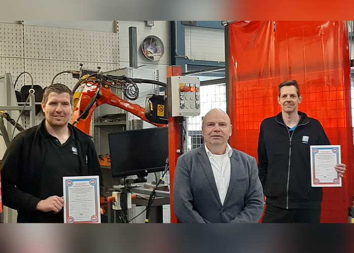 Harald Eilander (rechts) en Bob Wagenvoort (links), allebei als docent werkzaam voor AT Techniek Opleidingen in Terborg, hebben hun diploma ontvangen uit handen van LAC-directeur Ard Hofmeijer (midden). De derde geslaagde docent is Eddy ter Beest. Hij ontving zijn diploma bij SMEOT.